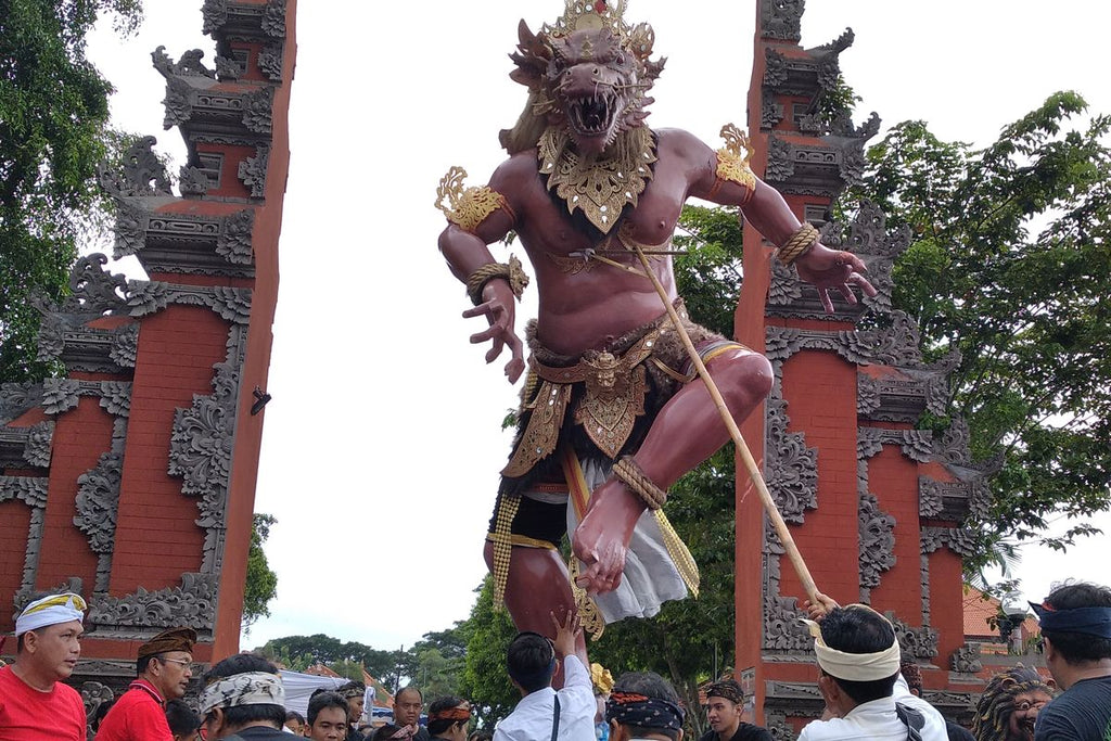 ニュピの日を迎え、スラバヤ市政府がPura Segara Kenjeran寺院でOgoh-Ogohパレードを開催