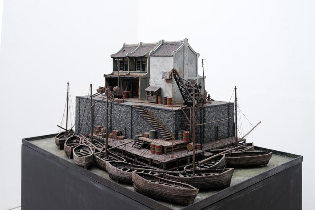 スラバヤ最大の美術展「ARTSUBS 2025」が産業廃棄物問題に触れる