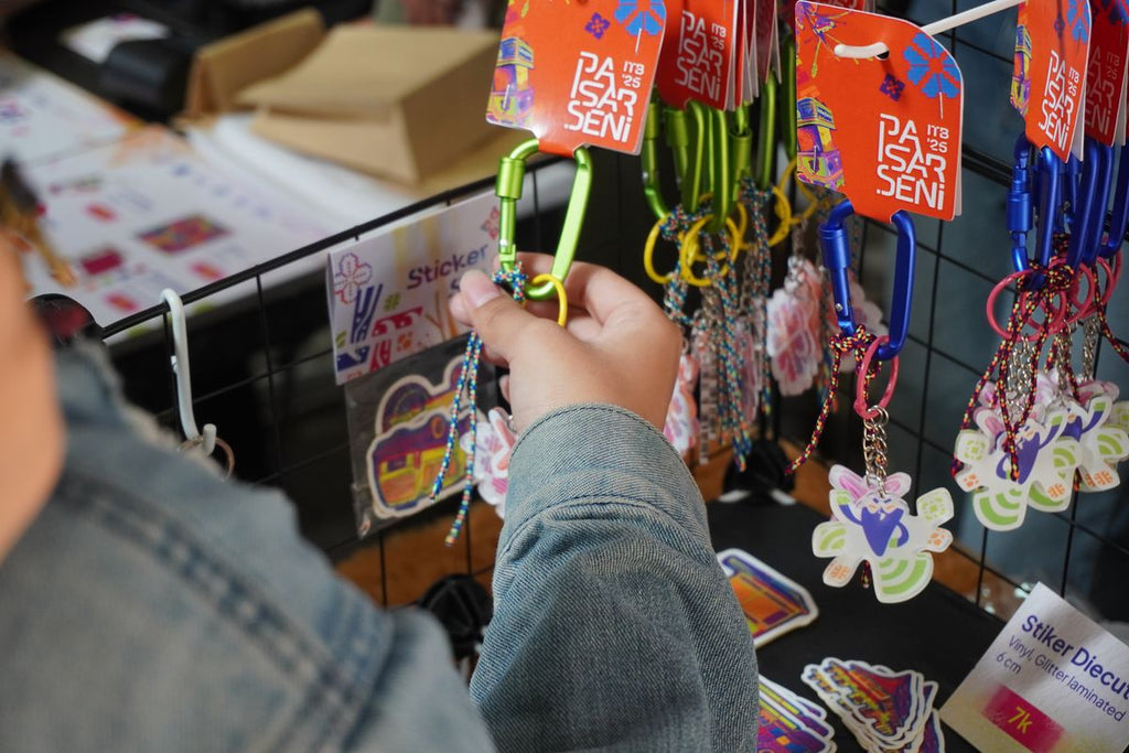 バンドン工科大学アートマーケット2025に向けたクリエイティブイベント「Saling Senggol(ぶつかり合う)」の盛り上がり