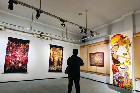 Surabayaで想像力と伝統が融合するバティックアートの色彩豊かな表現