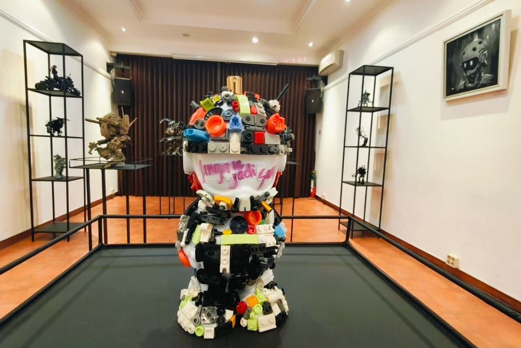 中古品が芸術的価値を持つ未来型ロボットに変身。スラバヤのWisma Jermanで「Escape」展