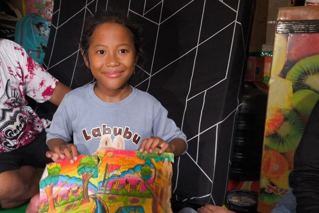 5分で絵を描く子供Agista Saputriは、5,000ルピアで絵を売り米を買う