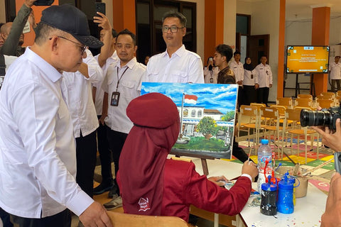 Dudung Abdurachmanが小学生の絵画を100万ルピアで購入、そのお金は家族の生活費に充てられる