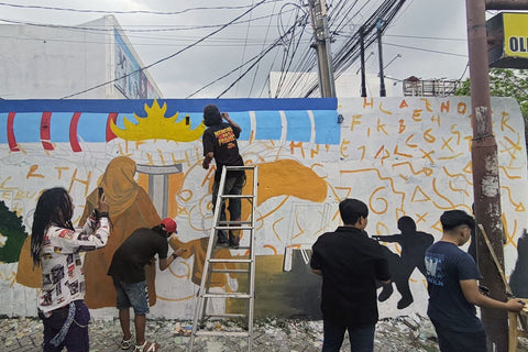 Bandar Lampungにあるこの壁画は、単なる絵画ではなく、バイク窃盗と戦って命を落とした警察官の物語を伝えている